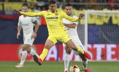 Fornals, a la izquierda, disputa un balón en el Villarreal-Zenit. 