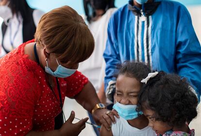 enfermera administra la vacuna contra la covid-19 a una niña en Santo Domingo (República Dominicana), en febrero de este año.