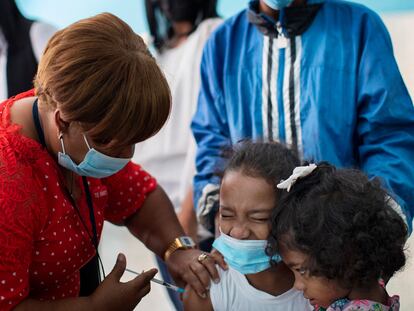 Una enfermera administra la vacuna contra la covid-19 a una niña en Santo Domingo (República Dominicana), en febrero de este año.