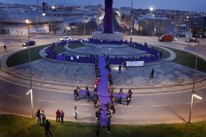 En Terrassa la concentración feminista ha realizado el símbolo de la mujer, cerca del monumento Monumento de la Mujer Trabajadora, obra de Andreu Alfaro.