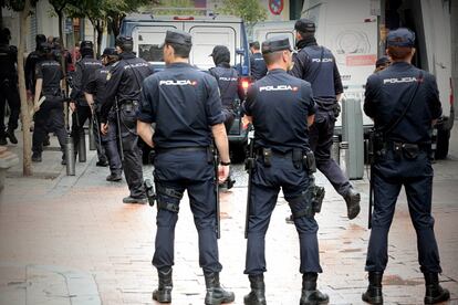 En torno a las 5 horas de la madrugada de este jueves, efectivos de la Policía Nacional y de la Unidad de Intervención Policial se han personado en el lugar para proceder al desalojo de este edificio por orden del Juzgado de Instrucción número 45 de Madrid.