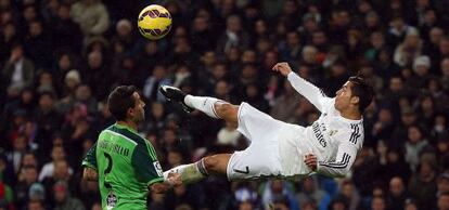 Cristiano Ronaldo remata de chilena ante Hugo Mallo, del Celta, en el aprtido de ida en el Bernabéu.