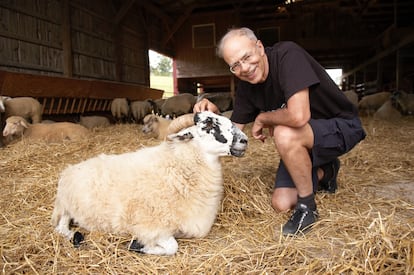 El filósofo Peter Singer, en un santuario de animales en Nueva York, en 2006.