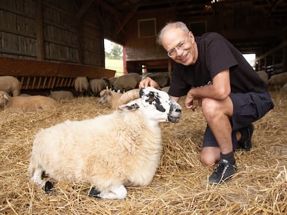 El filósofo Peter Singer, en un santuario de animales en Nueva York, en 2006.