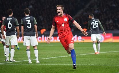 Dier celebra su gol ante Inglaterra.