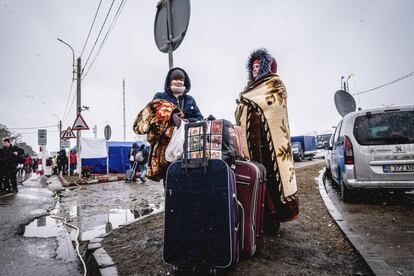 Dos mujeres refugiadas que huyen del conflicto de Ucrania se protegen con mantas de las duras condiciones climáticas en la frontera con Rumania, en el paso de Siret. Las temperaturas en este momento del invierno siguen siendo muy bajas en esta zona de Europa.