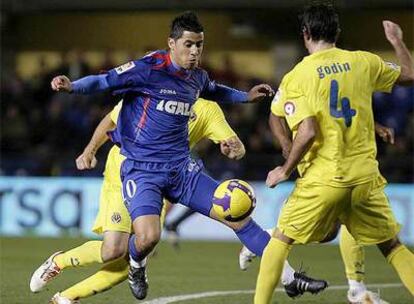 Godín, del Villarreal, pelea por una pelota con su compatriota Albín, del Getafe