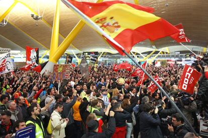 Tras irrumpir en la terminal del aeropuerto los manifestantes, han desaparecido todos los empleados que estaban en los mostradores de Iberia, British Airways y Vueling, que han sido ocupados por los trabajadores en huelga al grito de "Iberia no se vende, se defiende".