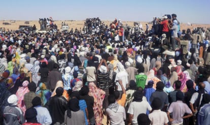 Saharauis en un campamento cercano a El Aaiún