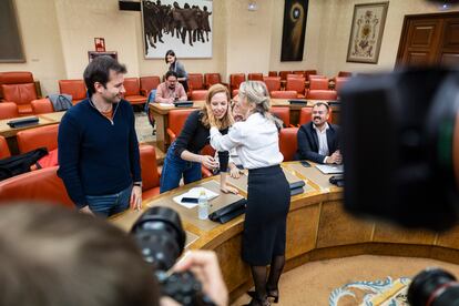 La vicepresidenta Yolanda Díaz saluda a Lilith Verstringe, secretaria de organización de Podemos en una reunión del grupo de Sumar el pasado noviembre.