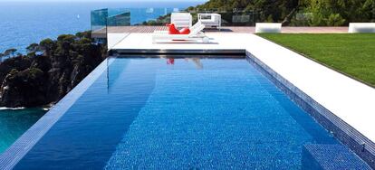 Una piscina de Fluidra de su catálogo promocional