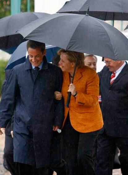 Sarkozy y Merkel, al llegar a la reunión en Meseberg.