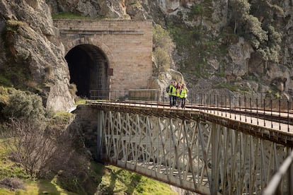 Una caminata. En el siglo XIX, Salamanca y Portugal estuvieron unidas por una vía férrea que, ahora, esa Diputación ha transformado recientemente en ruta senderista. El Camino de Hierro son 17 kilómetros que discurren por el parque natural de Arribes del Duero.