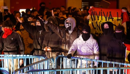 Protesta frente a la sede del PSOE en la calle de Ferraz de Madrid contra la amnistía, el 9 de noviembre.
