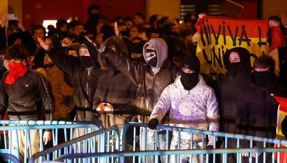 Un grupo de jóvenes participaba el pasado jueves en la protesta contra la amnistía frente a la sede del PSOE en Madrid.