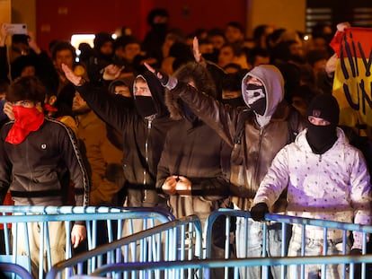 Protesta frente a la sede del PSOE en la calle de Ferraz de Madrid contra la amnistía, el 9 de noviembre.