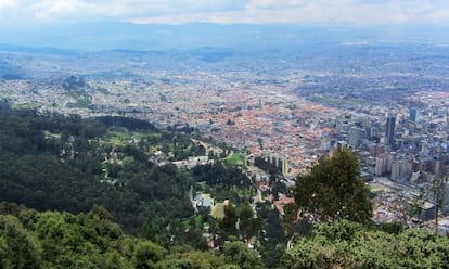 La ciudad de Bogotá vista desde las montañas.
