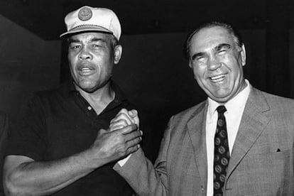 Max Schmeling (derecha) bromea con Joe Louis en 1971.