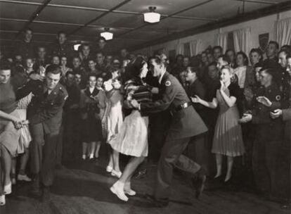 Fiesta en el campamento de la 37ª División de la Guardia Nacional, en Hattiesburg (Misisipí) en 1941.