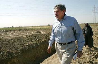 Paul Wolfowitz, ayer, en la fosa común de Mahawil, al sur de Bagdad, donde fueron asesinadas miles de personas.