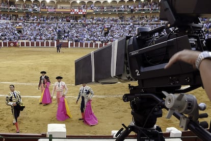 Una cámara, en la corrida de Manzanares, El Juli y Talavante en la plaza de toros de Valladolid en septiembre de 2012.