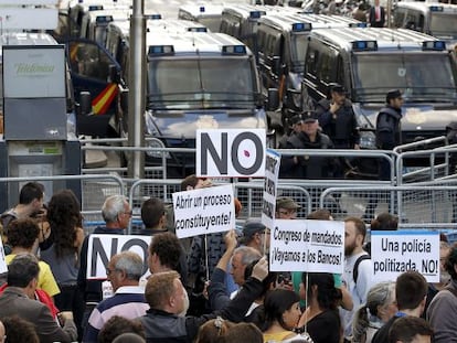 Concentraci&oacute;n de ayer en las inmediaciones del Congreso en Madrid, ante al cord&oacute;n policial para impedir el acceso a la C&aacute;mara baja.