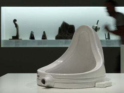 &#039;Fuente&#039;, de Marcel Duchamp, durante su exposici&oacute;n en el MNAC de Barcelona en 2008. 