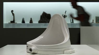 &#039;Fuente&#039;, de Marcel Duchamp, durante su exposici&oacute;n en el MNAC de Barcelona en 2008. 