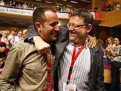 Los dos candidatos, Jorge Alarte (a la izquierda) y Joaquim Puig, se abrazaron ayer a su llegada al congreso del PSPV.