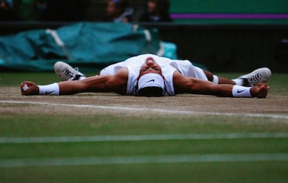 Nadal, sobre el césped de la central de Wimbledon tras ganar la final de 2008 a Federer.