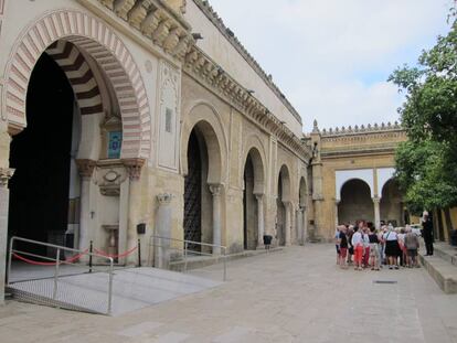 Un grupo de turistas en el Patio de los Naranjos de la Mezquita de Córdoba.
 
 
 