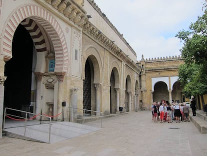 Un grupo de turistas en el Patio de los Naranjos de la Mezquita de Córdoba.