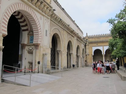 Un grupo de turistas en el Patio de los Naranjos de la Mezquita de Córdoba.
 
 
 