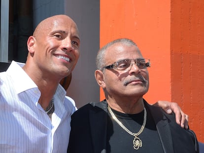 El actor Dwayne 'The Rock' Johnson posa con su padre, el luchador profesional Rocky Johnson, en Hollywood en 2015.