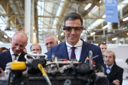 Pedro Sánchez usa unas gafas de asistencia remota durante su visita este lunes a la factoría de Renault en Valladolid.