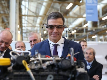 Pedro Sánchez usa unas gafas de asistencia remota durante su visita este lunes a la factoría de Renault en Valladolid.