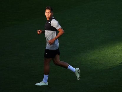 Firmino se entrena en el estadio de Kiev.