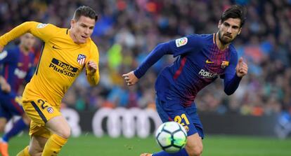 Gameiro y André Gomes, durante el Barcelona-Atlético.