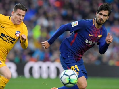 Gameiro y André Gomes, durante el Barcelona-Atlético.