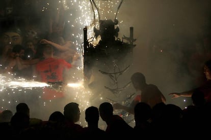 Las fiestas en honor a la Virgen de la Candelaria, a finales de agosto, tienen en el diablo uno de sus mayores atractivos. Cada año y en la madrugada del 7 de septiembre, encajado en un armazón de 100 kilos de fibra de vidrio, se abre paso en la plaza del pueblo una figura diabólica envuelta que deslumbra a los asistentes con fuegos artificiales y música en directo. Los verbeneros, que llevan horas bailando, nunca saben por cuál de los accesos a la plaza entrará ese demonio de enormes ojos rojos, lo que añade emoción a la noche y a la fiesta. Más información: <a href="https://www.visitlapalma.es/" target="_blank">Turismo de La Palma</a>