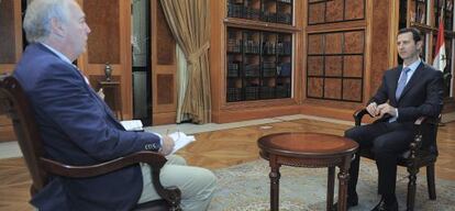 El presidente sirio, Bachar Al Asad (d), durante la entrevista con AFP en Damasco.