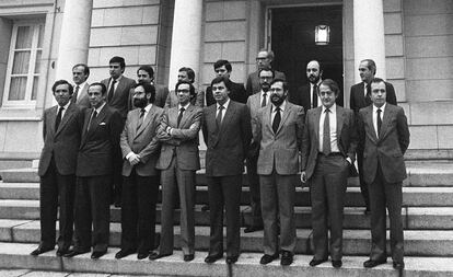 Foto de familia del primer Gobierno del PSOE, tras su victoria en las elecciones de octubre de 1982, hecha en las escaleras de acceso al Palacio de la Moncloa de Madrid. Primera fila, de izquierda a derecha: José Barrionuevo, ministro del Interior; Fernando Ledesma, ministro de Justicia; Narcís Serra, ministro de Defensa; Alfonso Guerra, vicepresidente; Felipe González, presidente del Gobierno; Javier Solana, ministro de Cultura; Javier Moscoso, ministro de la Presidencia, y José María Maravall, ministerio de Educación y Ciencia. Segunda fila, de izquierda a derecha: Tomás de la Quadra, ministro de Administración Territorial; Ernest Lluch, ministro de Sanidad; Carlos Romero, ministro de Agricultura; Carlos Solchaga, ministro de Industria y Energía, Enrique Barón, ministro de Transportes, Turismo y Comunicaciones; Julián Campo, ministro de Obras Públicas y Urbanismo; Joaquín Almunia, ministro de Trabajo; y Fernando Morán, ministro de Asuntos Exteriores. En la última fila, solo: Miguel Boyer, ministro de Economía y Hacienda.