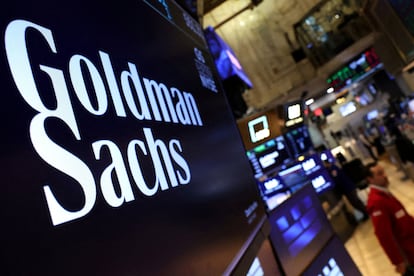 Una pantalla con el logo de Goldman Sachs, en la Bolsa de Nueva York.