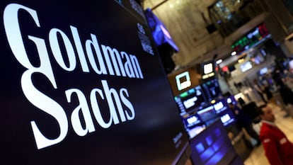 Una pantalla con el logo de Goldman Sachs, en la Bolsa de Nueva York.