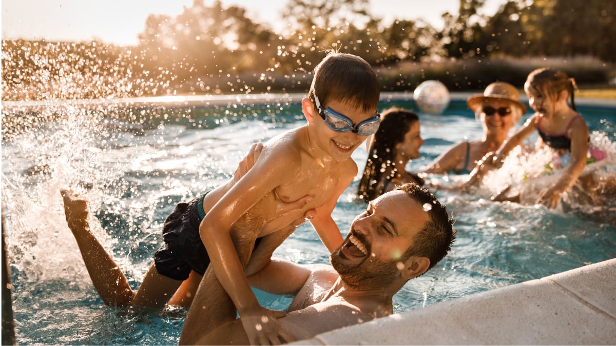 Estos productos de Amazon convertirán tu piscina en el mejor plan del verano