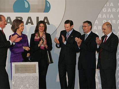 De izquierda a derecha, don Juan Carlos, doña Sofía, la ministra María Antonia Trujillo; el <i>lehendakari</i>, Juan José Ibarretxe; José Ignacio Gárate, presidente del Polo de Innovación Garaia, y el presidente de MCC, Jesús Catania.