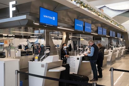 Mostradores de United Airlines en el aeropuerto de LaGuardia, en Nueva York