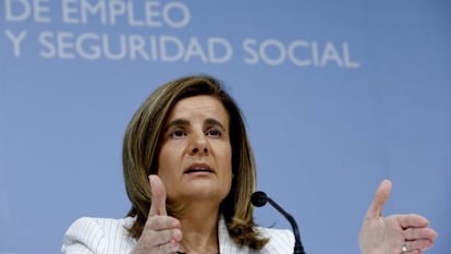Labor Minister Fátima Báñez laying out the government's revised pension reform plan Monday.
