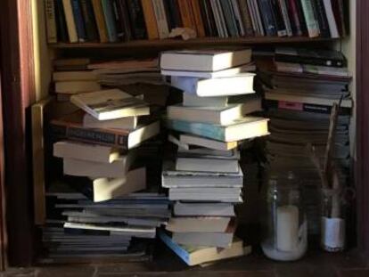 Una llibreria repleta de volums. 