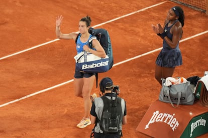 Gauff, a la derecha, aplaude a Boisson a su salida de la pista.